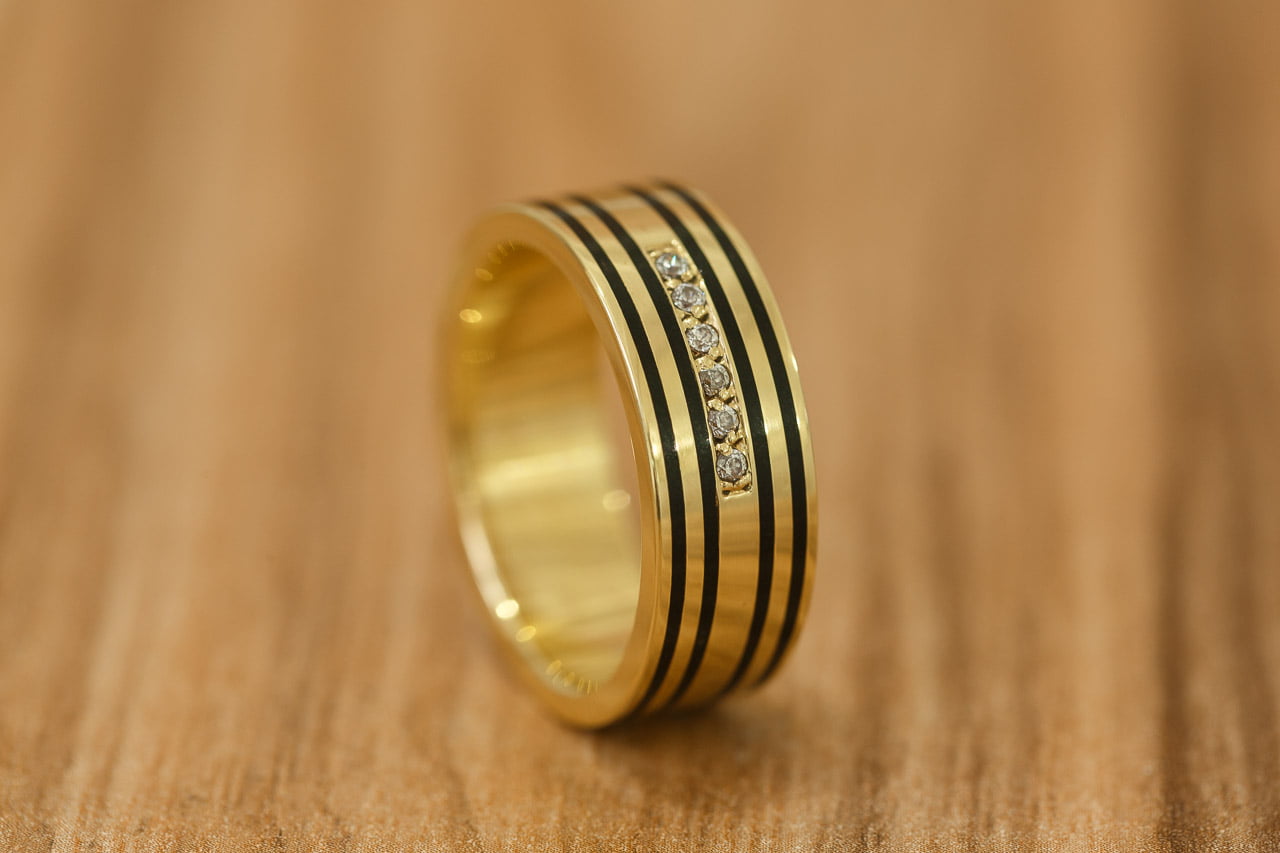 Alianças de casamento na mesa de madeira par de anéis de ouro detalham  faixa larga