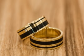 Aliança de casamento em ouro 18K 750 e madeira Elegance